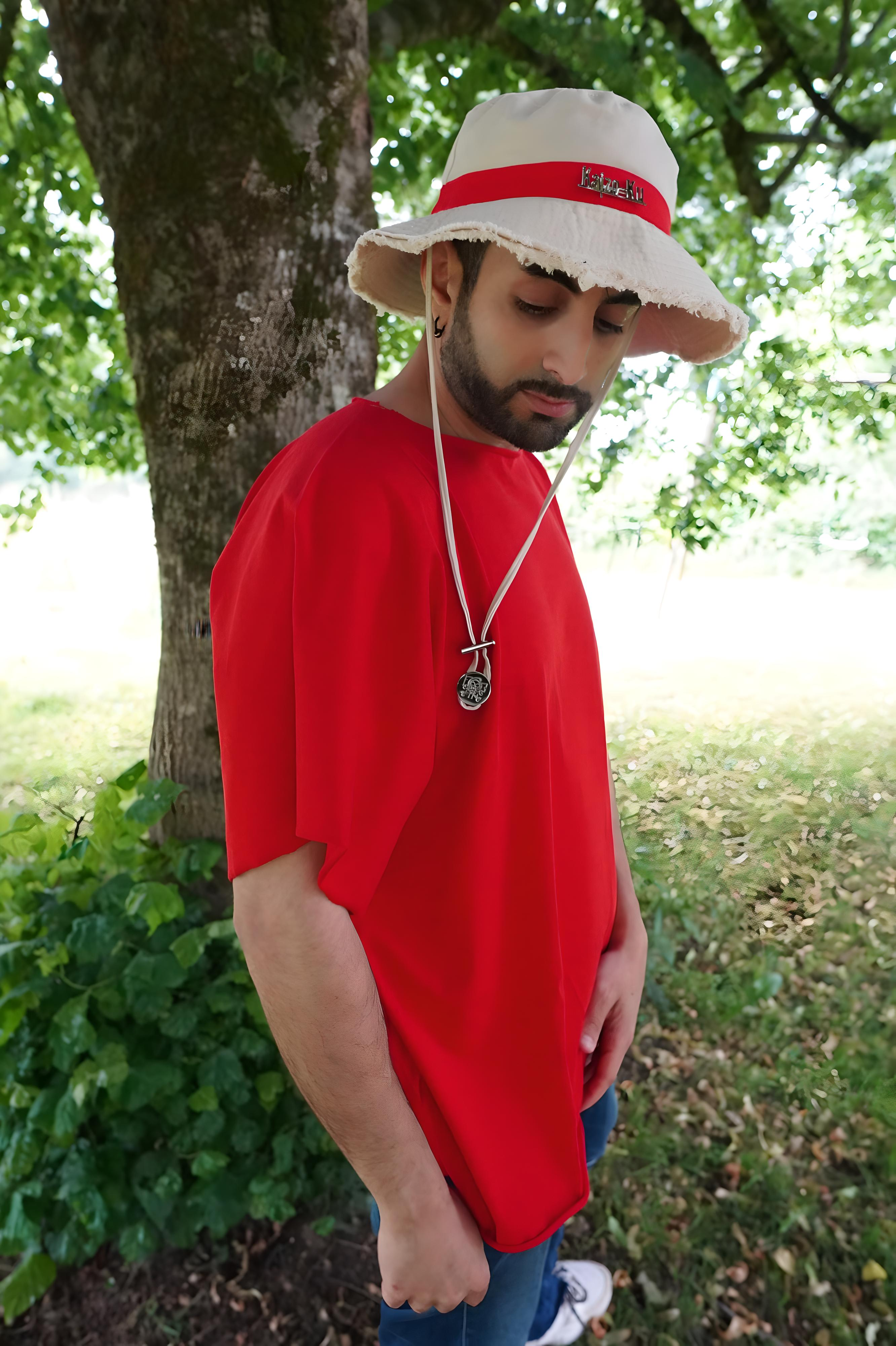 Vue latérale droite du t-shirt oversize Kaizo-Ku, tombé naturel du jersey et silhouette ample fidèle à l’univers One Piece.