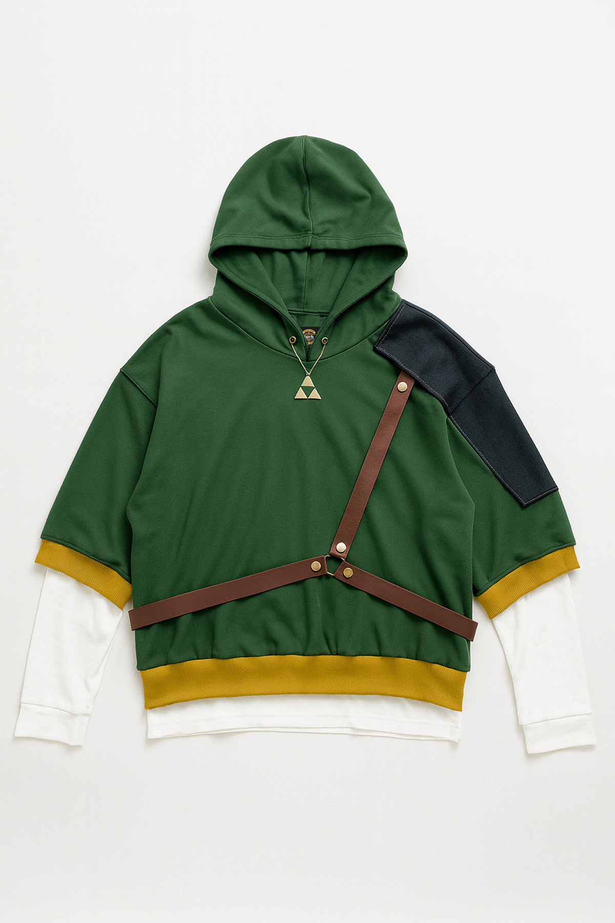Ce hoodie Zelda Link reprend l’esthétique iconique de la tunique du héros : vert profond, finitions jaunes en bord-côte, sous-pull blanc intégré et épaule en jean. Accessoirisé d’un pendentif Triforce et d’une lanière de cuir, il s’adresse aux passionnés de The Legend of Zelda cherchant un vêtement inspiré, à mi-chemin entre cosplay moderne et mode urbaine.