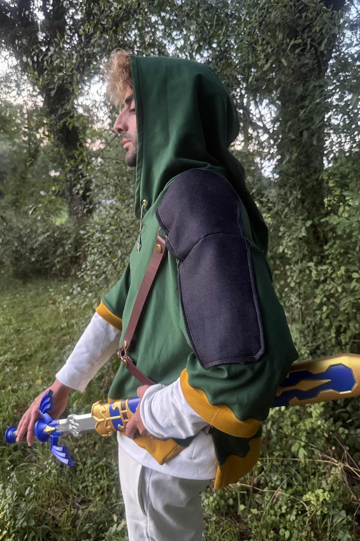 Un hoodie Zelda mis en scène avec la Master Sword et des runes lumineuses. Pensé pour les fans de Link et de l’univers The Legend of Zelda, ce vêtement mélange détails iconiques (Triforce, cuir, épaule en jean) et coupe streetwear moderne. Une pièce parfaite pour allier mode geek et élégance.