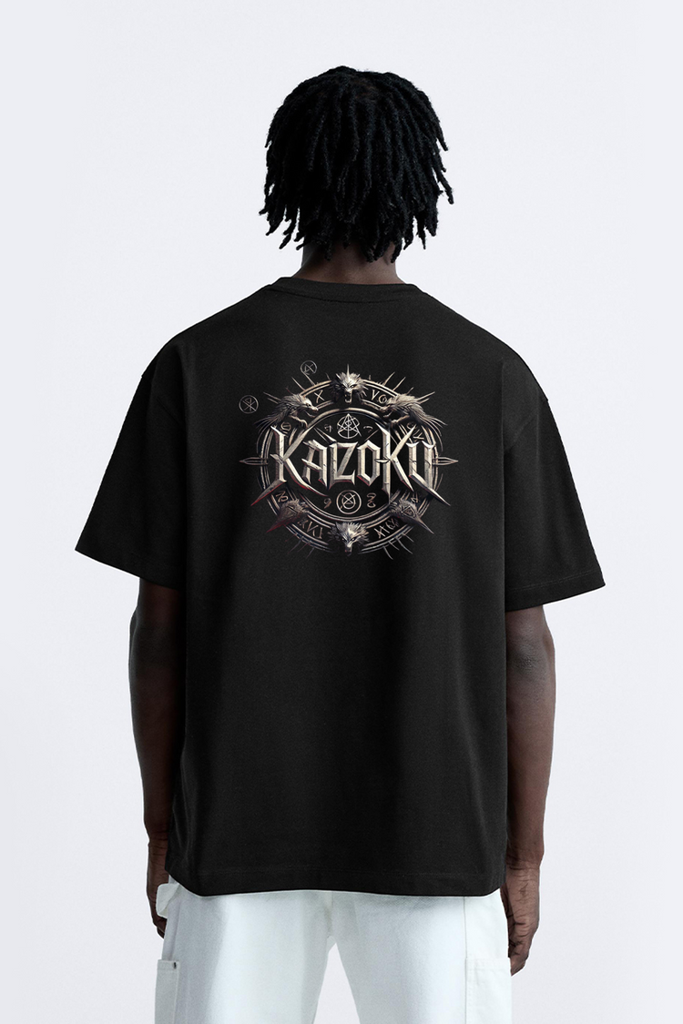  Découvrez l’arrière du t-shirt Kaizo-Ku Dark Mystic, orné d’un design ésotérique unique inspiré de la dark fantasy. Impression haute qualité pour un look streetwear intense et mystique.