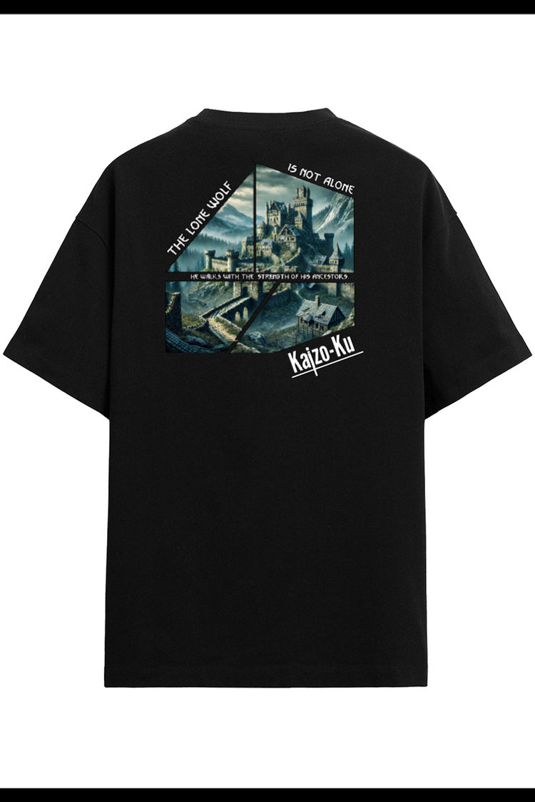 Vue arrière du t-shirt Kaizo-Ku Lone Wolf, mettant en avant une forteresse légendaire et une phrase inspirante sur la force du passé.