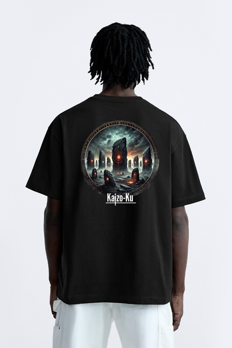  Vue arrière du t-shirt Kaizo-Ku Monolith, mettant en avant son impression détaillée de monolithes anciens. Un must-have pour les amateurs de streetwear et de dark fantasy.