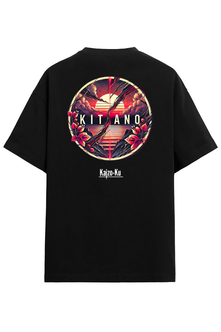 Découvrez le T-shirt "Conquête Nocturne", une pièce de la collection Kaizo-Ku X Kitano, où le design audacieux illustre un paysage crépusculaire aux couleurs flamboyantes.