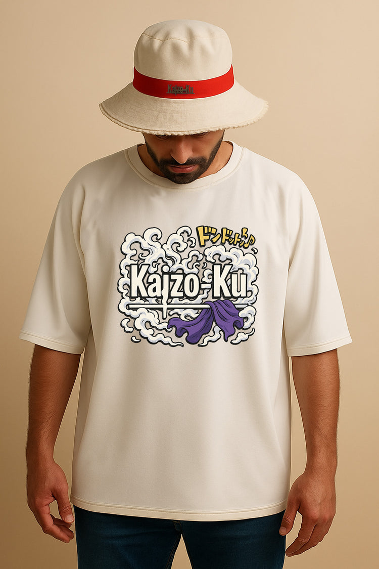 Modèle portant le t-shirt Kaizo-Ku Gear 5 avec le logo nuage à l’avant