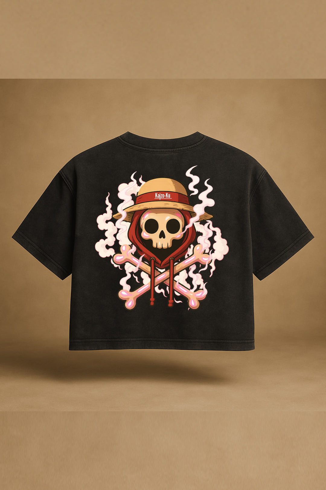 Vue à plat du t-shirt noir crop oversize Kaizo-Ku avec illustration exclusive “skull fumée et chapeau de paille” au dos, visuel inspiré de Luffy Gear 2 – rendu studio fond sable.