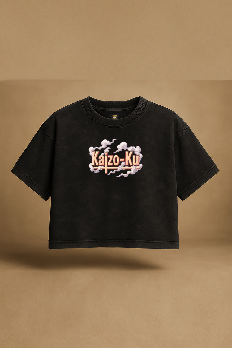 T-shirt cropped oversize noir effet washed, logo Kaizo-Ku imprimé en sérigraphie à l’avant, inspiré de l’univers de Luffy Gear 2 – présentation à plat sur fond studio beige.