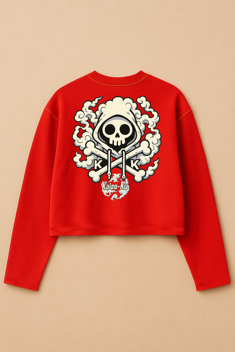  Vue à plat du t-shirt noir crop oversize Kaizo-Ku avec illustration exclusive “skull fumée et chapeau de paille” au dos, visuel inspiré de Luffy Gear 5 – rendu studio fond sable.