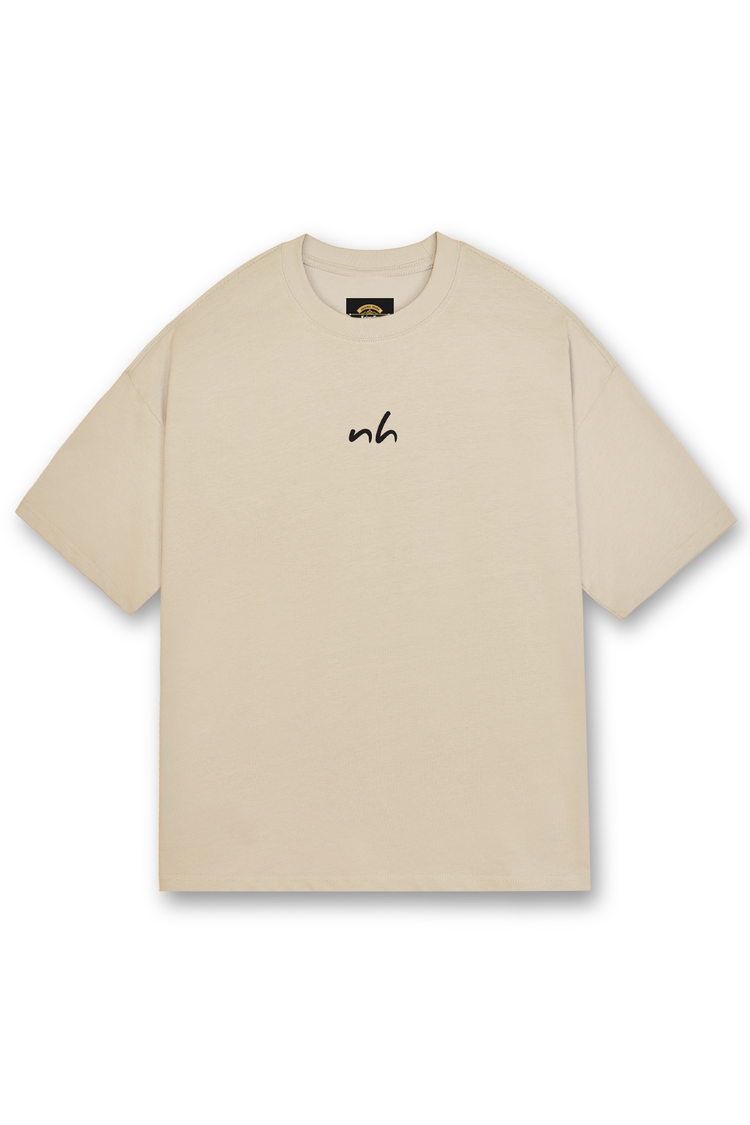  Le T-shirt NHS_RL en beige apporte une touche naturelle et chaleureuse à ton outfit. Sa coupe oversized garantit un confort absolu.
