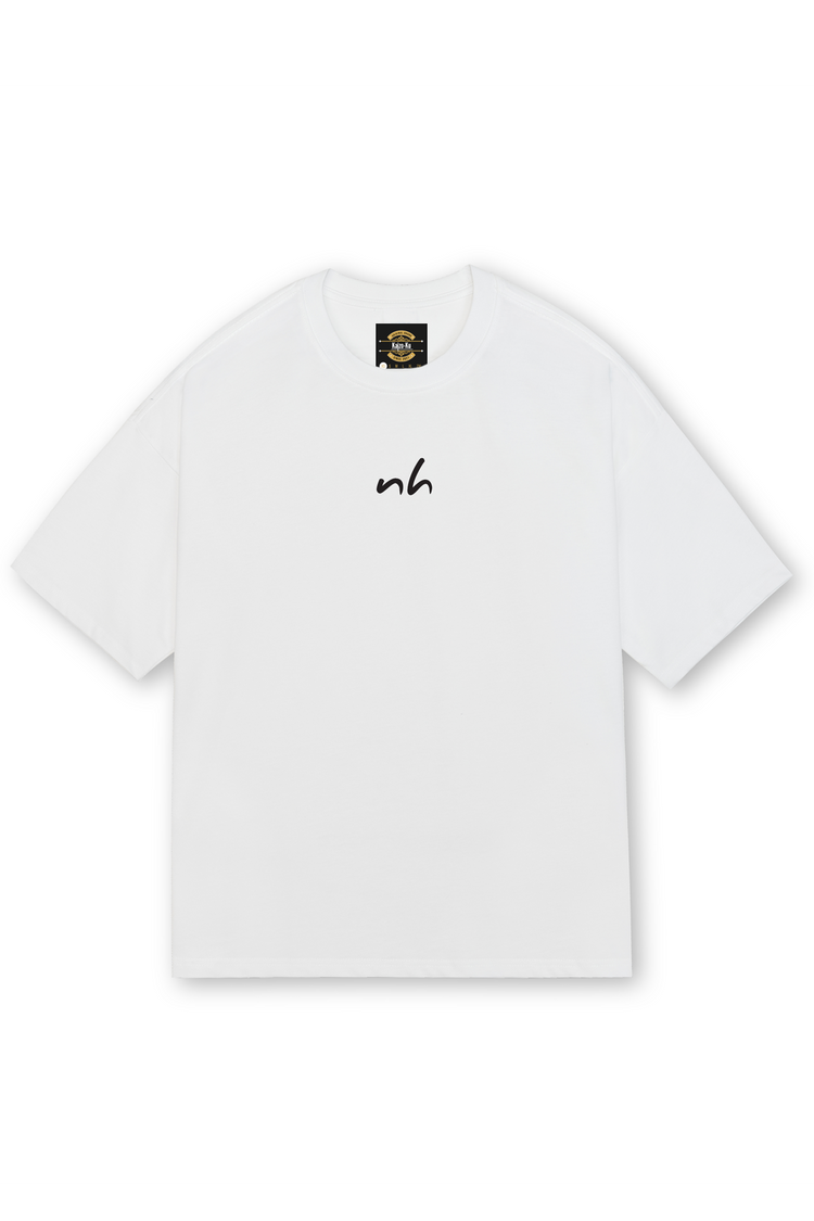 L’élégance du blanc dans une version oversized et minimaliste. Un essentiel pour ton dressing streetwear.