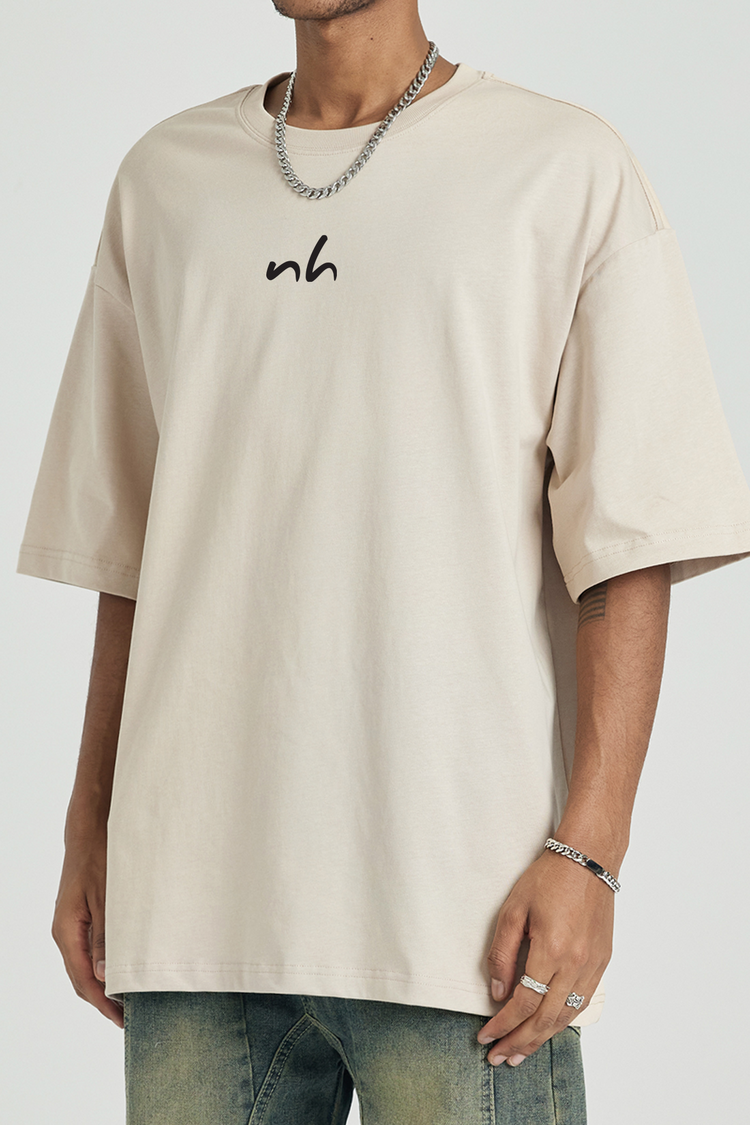 Le t-shirt parfait pour un style casual et streetwear. Avec son fit oversized, il offre une silhouette moderne et un tombé fluide.
