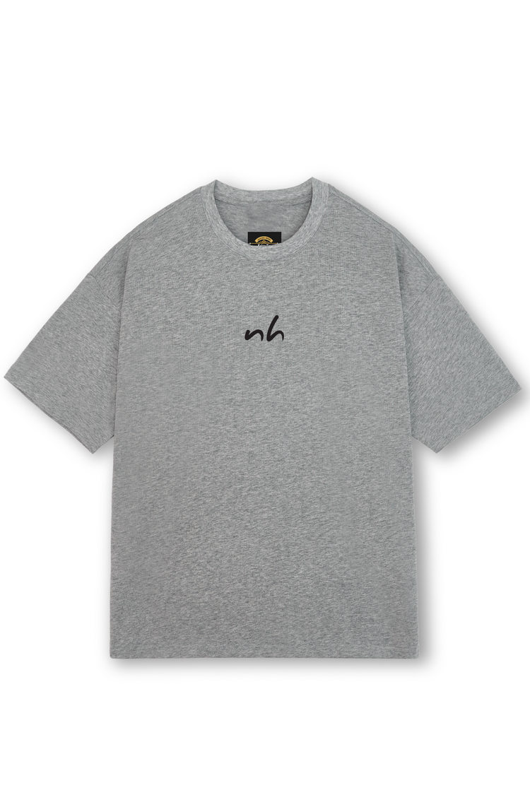 Un classique revisité avec le T-shirt NHS_RL Signature en gris chiné. Minimaliste et stylé, il s’adapte à toutes tes tenues pour un look sobre et efficace.
