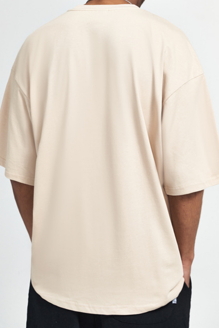 Simplicité et finesse pour un t-shirt au design épuré, avec une coupe oversized qui offre une liberté de mouvement totale.