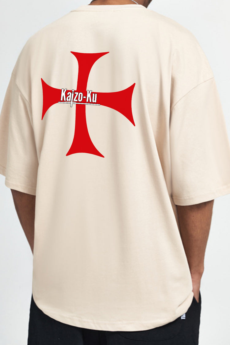 Visuel de la croix rouge sur le dos du t-shirt beige, branding Kaizo-Ku bien visible