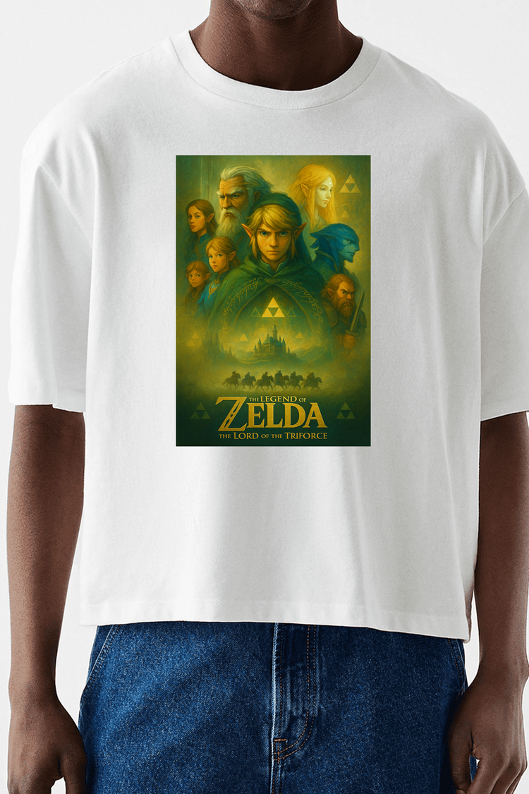 Homme portant un t-shirt blanc Zelda Lord of the Triforce, illustration artistique de Link et Triforce.