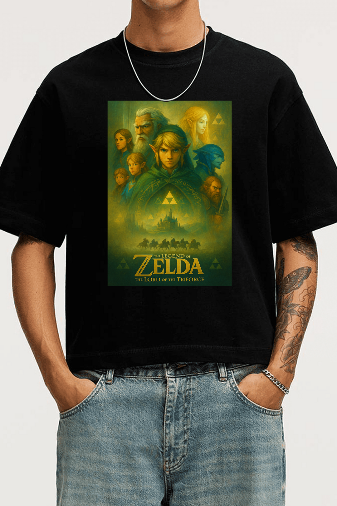 Homme portant un t-shirt noir Zelda Lord of the Triforce, illustration détaillée de Link et univers Zelda.