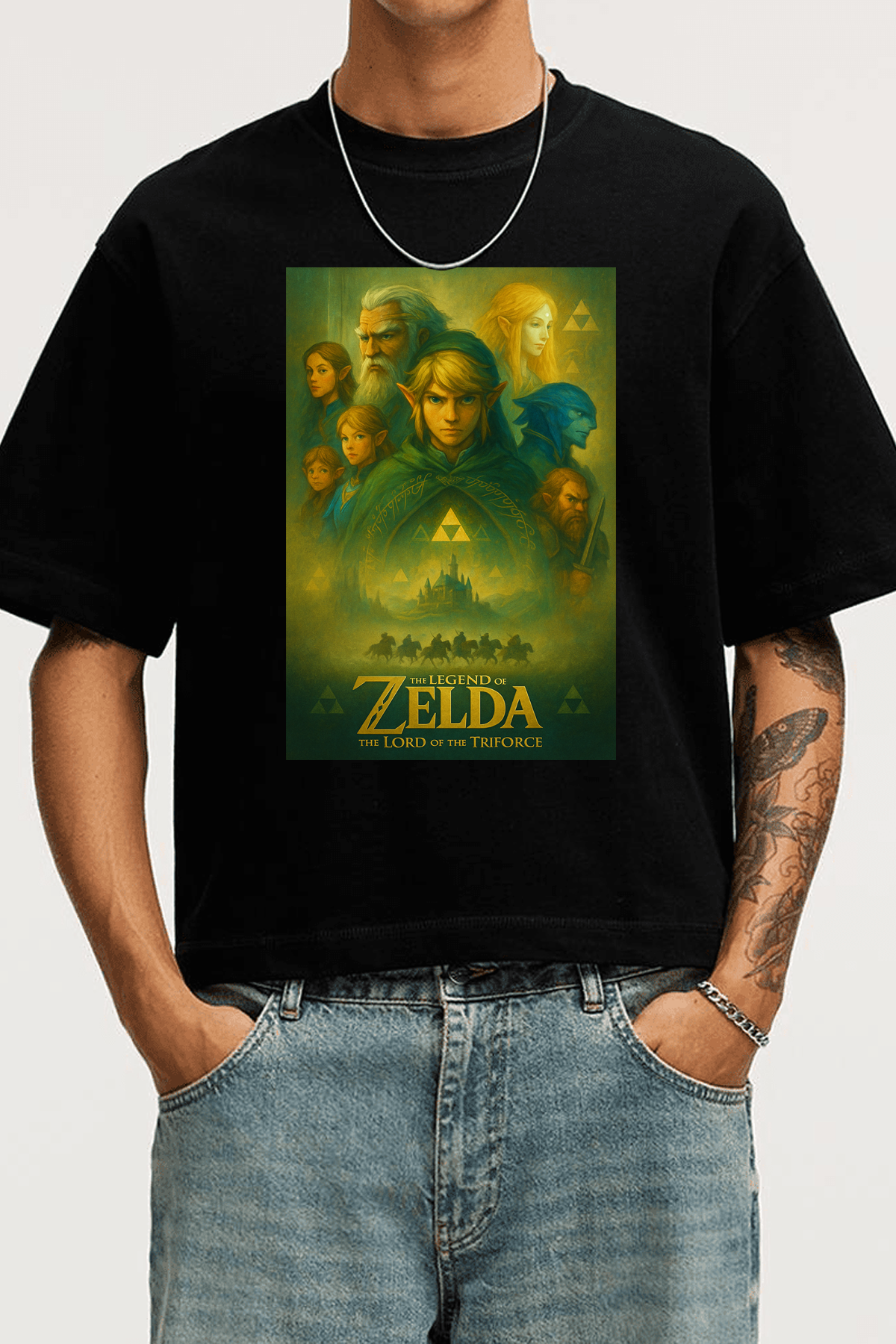 Homme portant un t-shirt noir Zelda Lord of the Triforce, illustration détaillée de Link et univers Zelda.