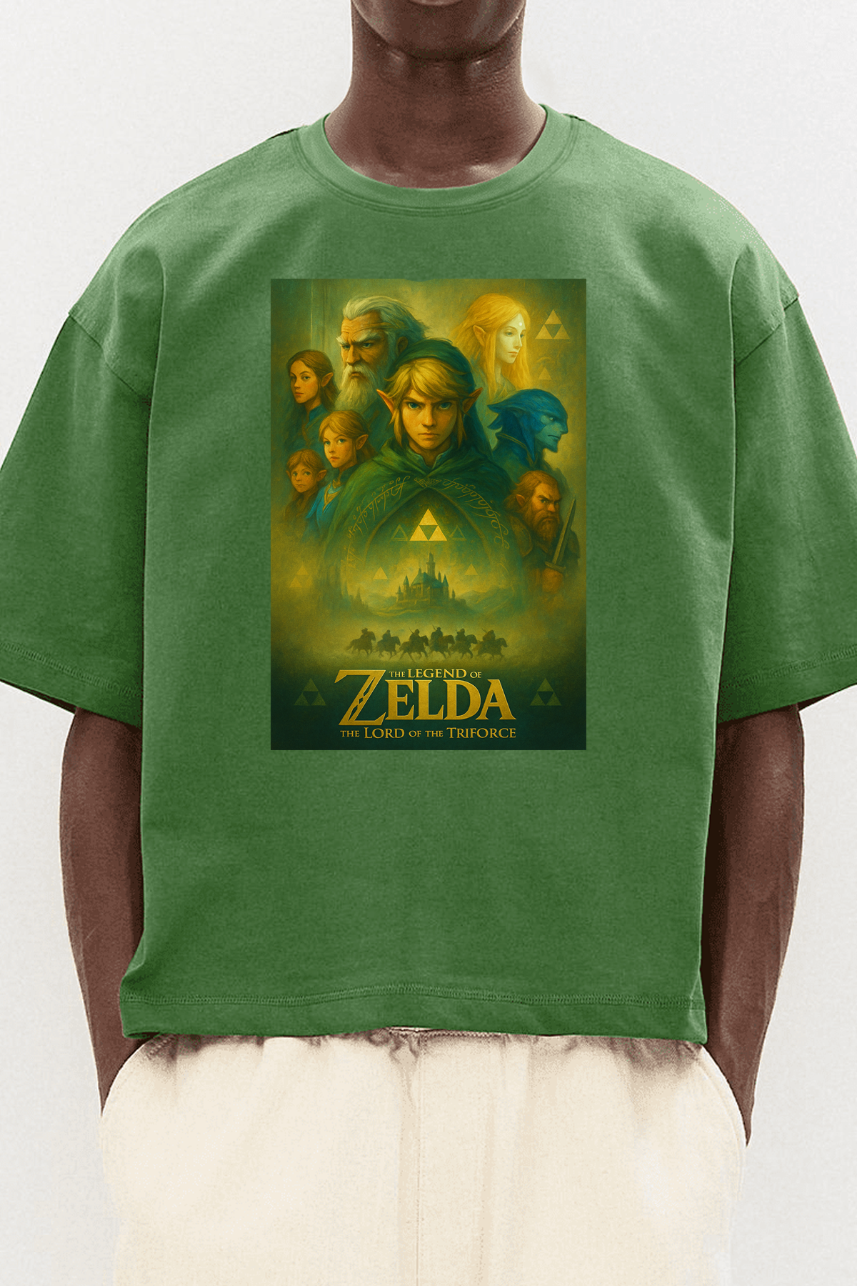 Homme portant un t-shirt vert Zelda Lord of the Triforce, design artisanal Kaizo-Ku inspiré de Zelda.