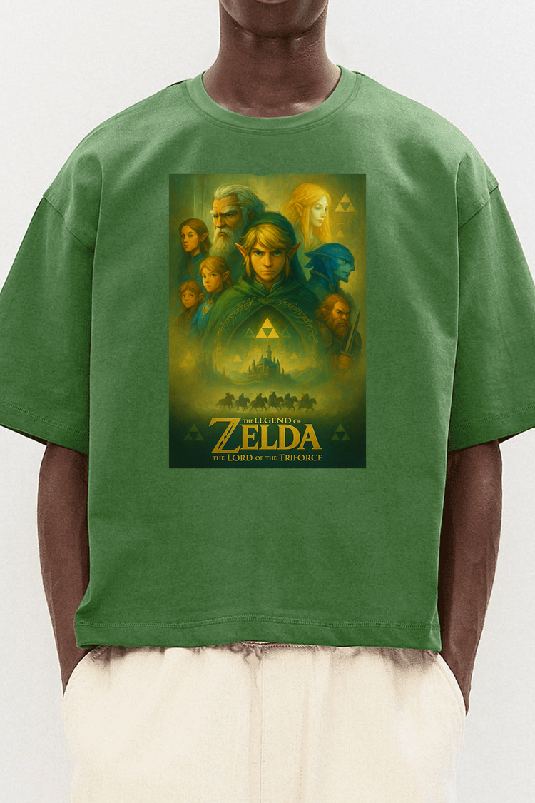 Homme portant un t-shirt vert Zelda Lord of the Triforce, design artisanal Kaizo-Ku inspiré de Zelda.