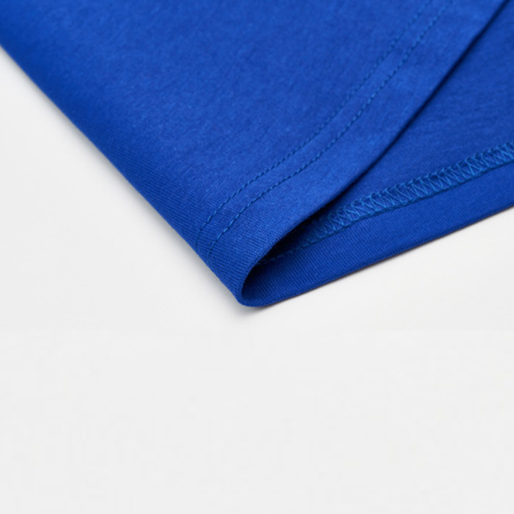 Zoom sur la manche et la couture du t-shirt Zelda Royal Blue en coton premium.
