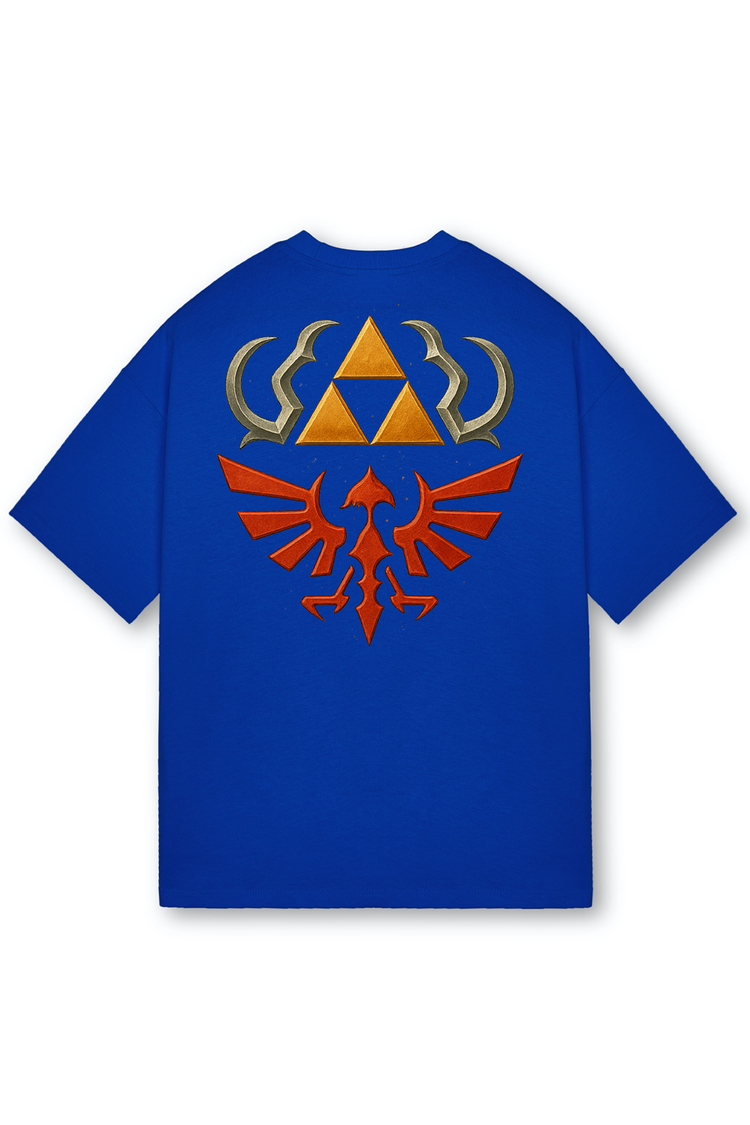 T-shirt bleu oversize Zelda avec emblème Triforce et logo Hylien rouge au dos.