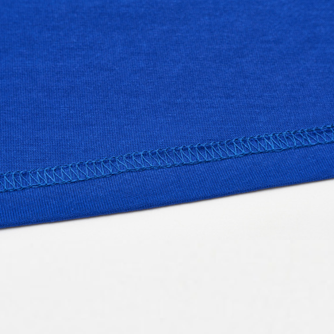 Zoom sur l’ourlet du t-shirt Zelda Royal Blue, couture durable et finition premium.