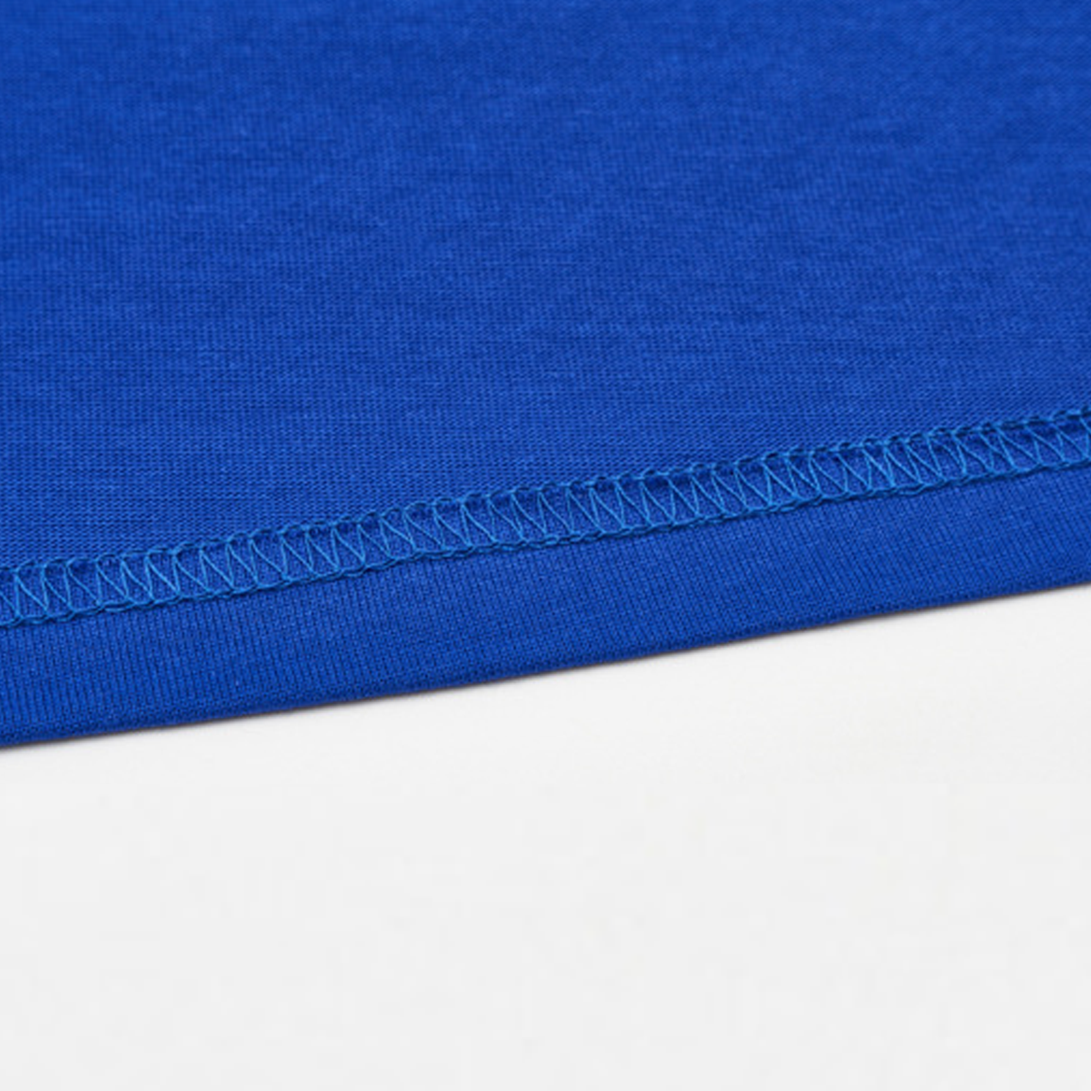Zoom sur l’ourlet du t-shirt Zelda Royal Blue, couture durable et finition premium.