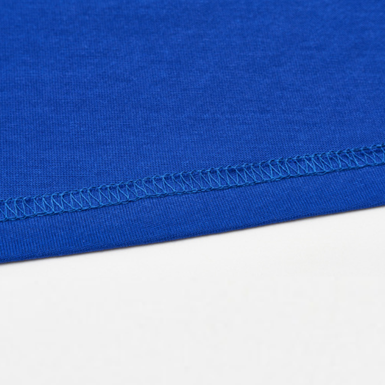 Zoom sur l’ourlet du t-shirt Zelda Royal Blue, couture durable et finition premium.