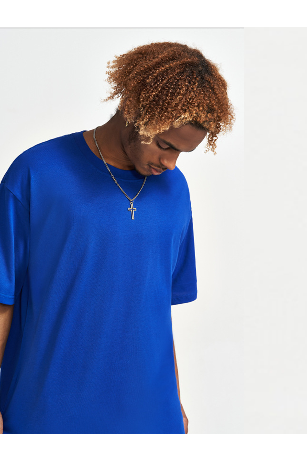 Vue de face d’un t-shirt bleu Zelda Royal Blue porté, coupe oversize en coton premium.