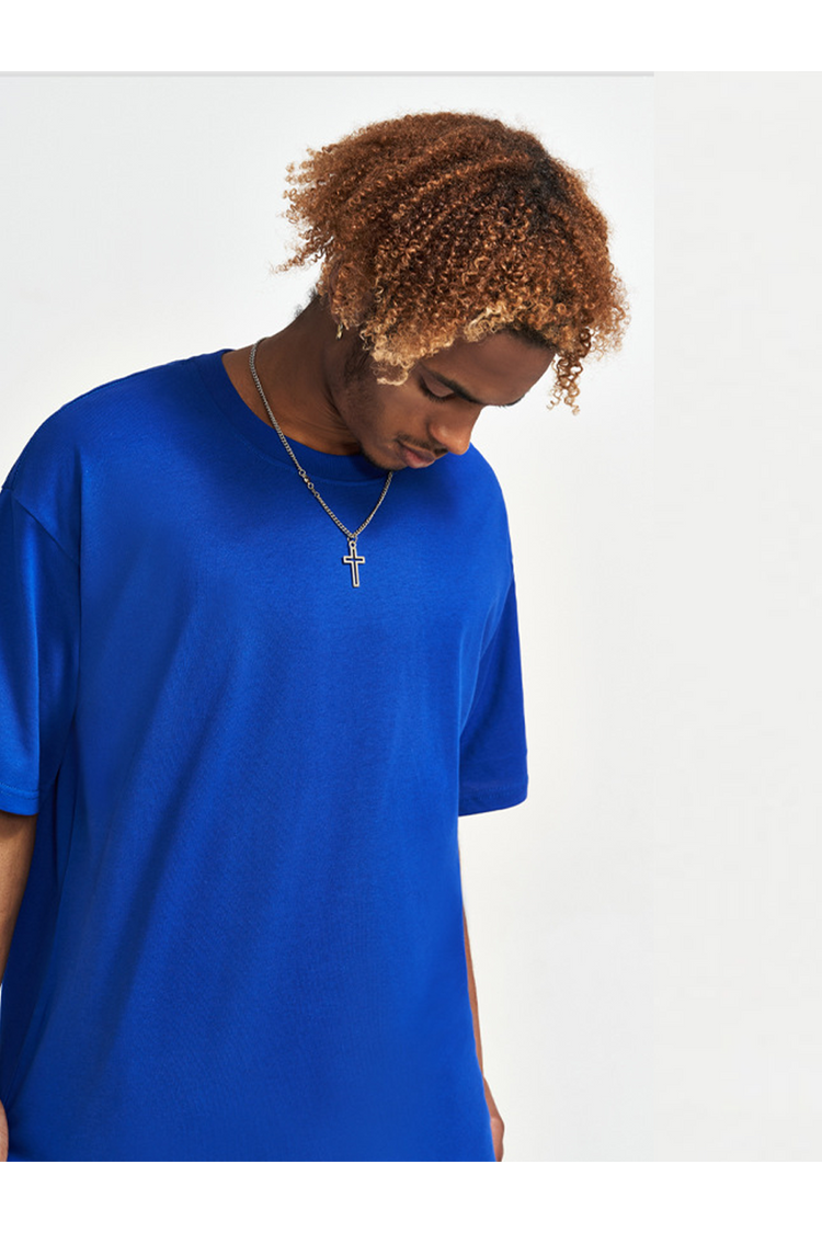 Vue de face d’un t-shirt bleu Zelda Royal Blue porté, coupe oversize en coton premium.