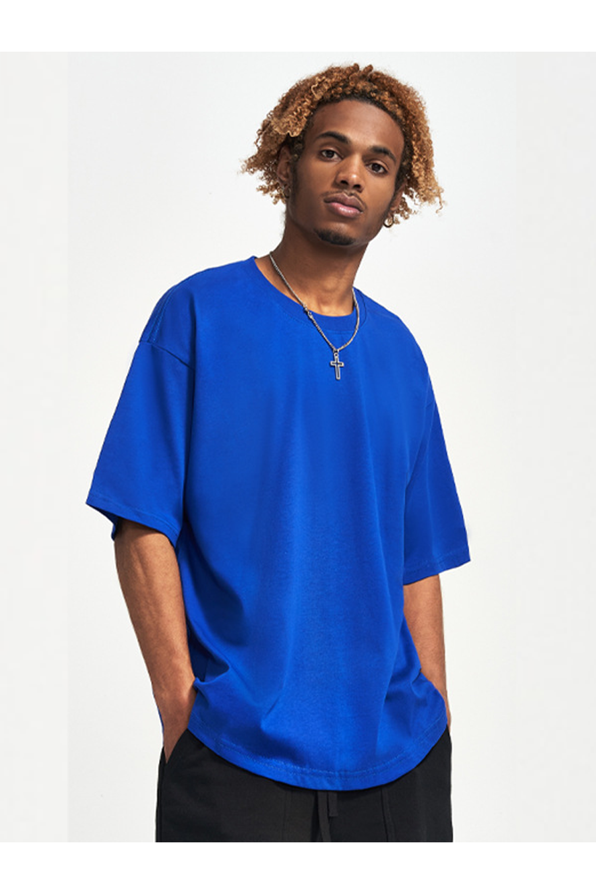 Homme portant un t-shirt bleu oversize Zelda, design Triforce Royal Blue, style streetwear Kaizo-Ku.