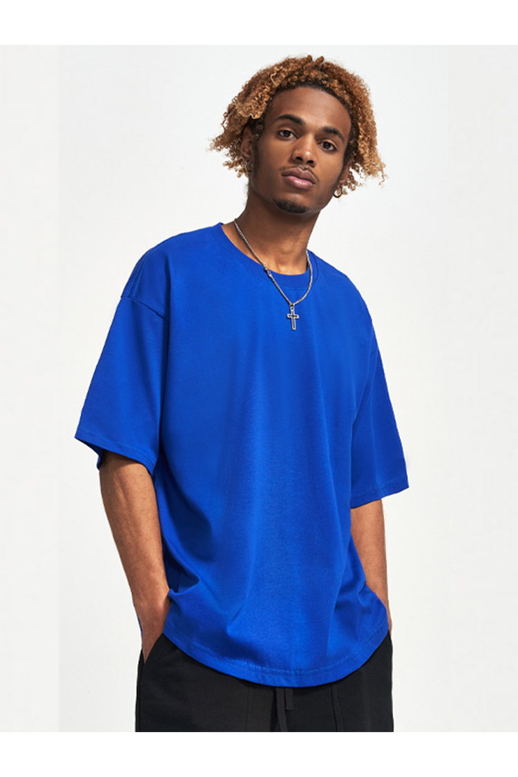 Homme portant un t-shirt bleu oversize Zelda, design Triforce Royal Blue, style streetwear Kaizo-Ku.