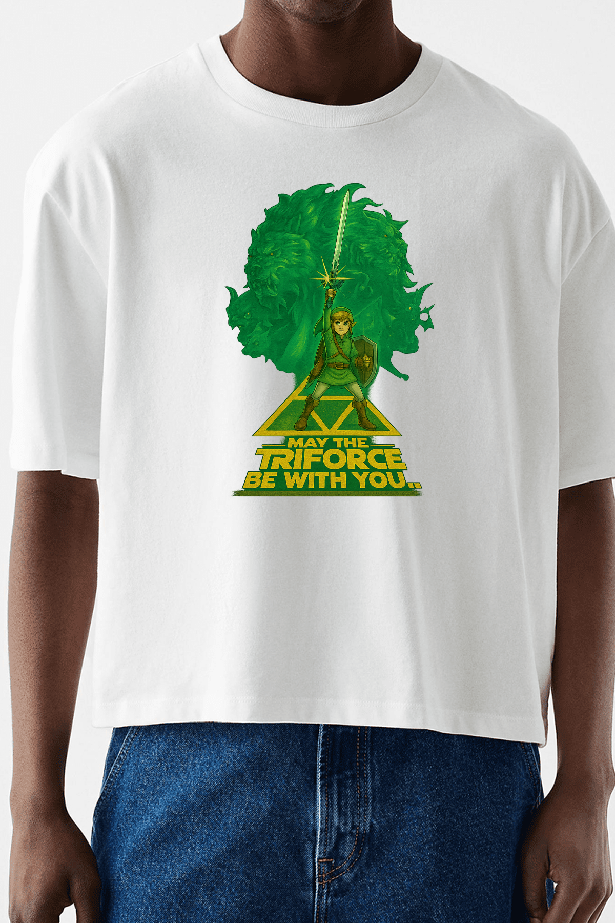 Homme portant un t-shirt blanc Zelda x Star Wars, illustration humoristique Triforce et Link.