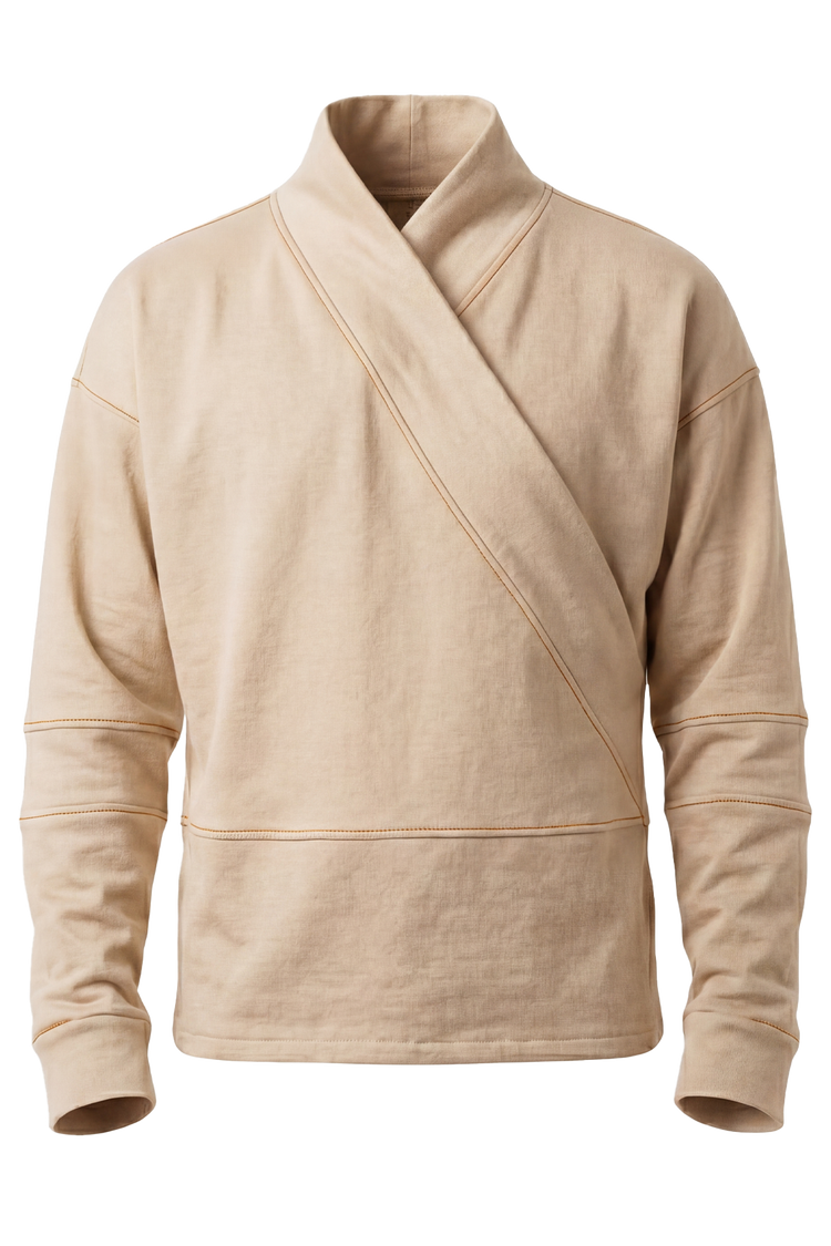 Vue face du t-shirt manches longues style kimono beige avec ouverture croisée et col structuré inspiré des tenues d’apprentissage