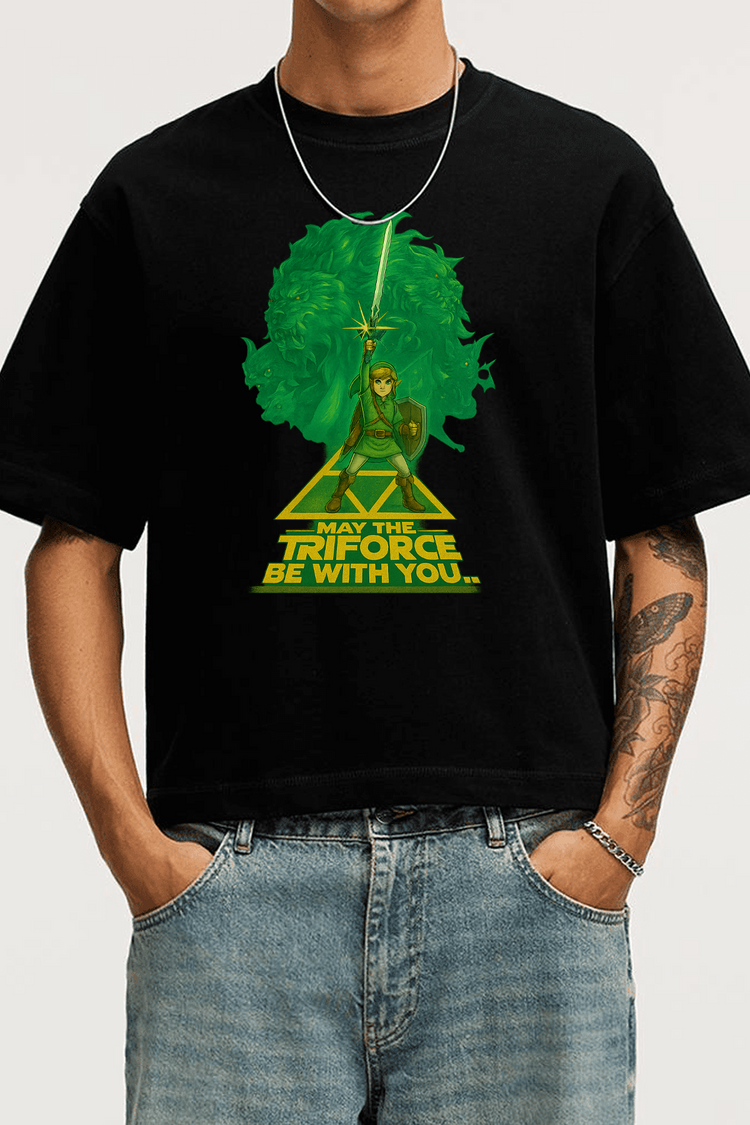 Homme portant un t-shirt noir Zelda x Star Wars, Link levant l’épée sur la Triforce avec slogan geek.