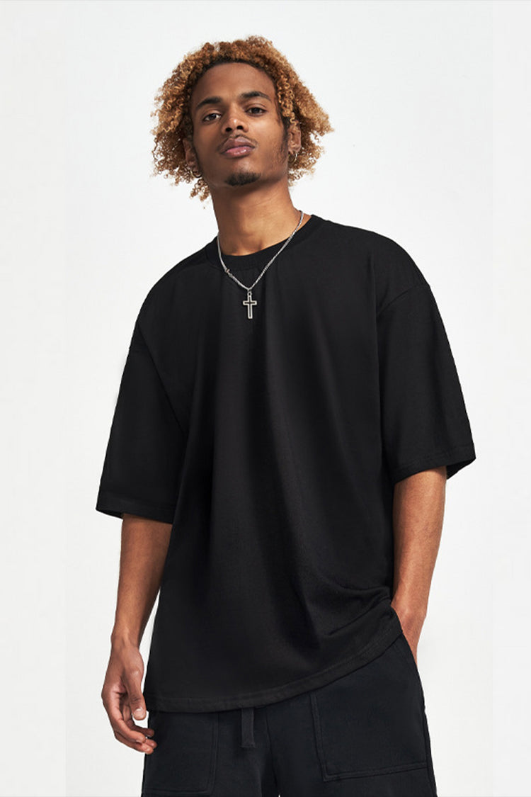 T-shirt noir minimaliste coupe urbaine, style mystérieux