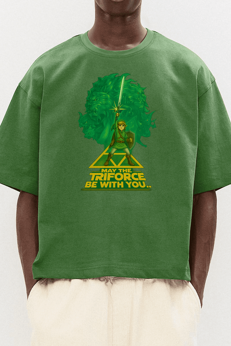 Homme portant un t-shirt vert Zelda x Star Wars, style streetwear geek Kaizo-Ku.