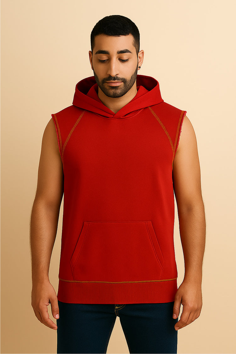 Le modèle porte le tank top rouge sans manches, mettant en valeur la coupe et les finitions soignées.