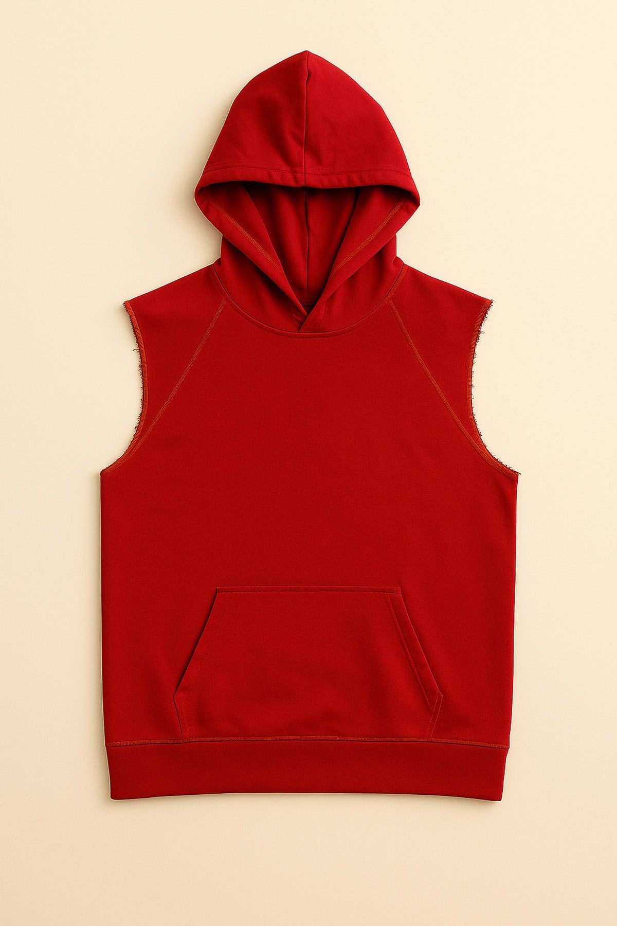 Vue à plat du tank top sans manches rouge avec capuche, coutures dorées et poche kangourou au centre.