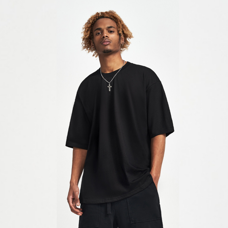 Confortable et tendance, ce t-shirt oversized est un essentiel du dressing urbain. Associez-le à un pantalon cargo ou un jogger pour un style résolument moderne.