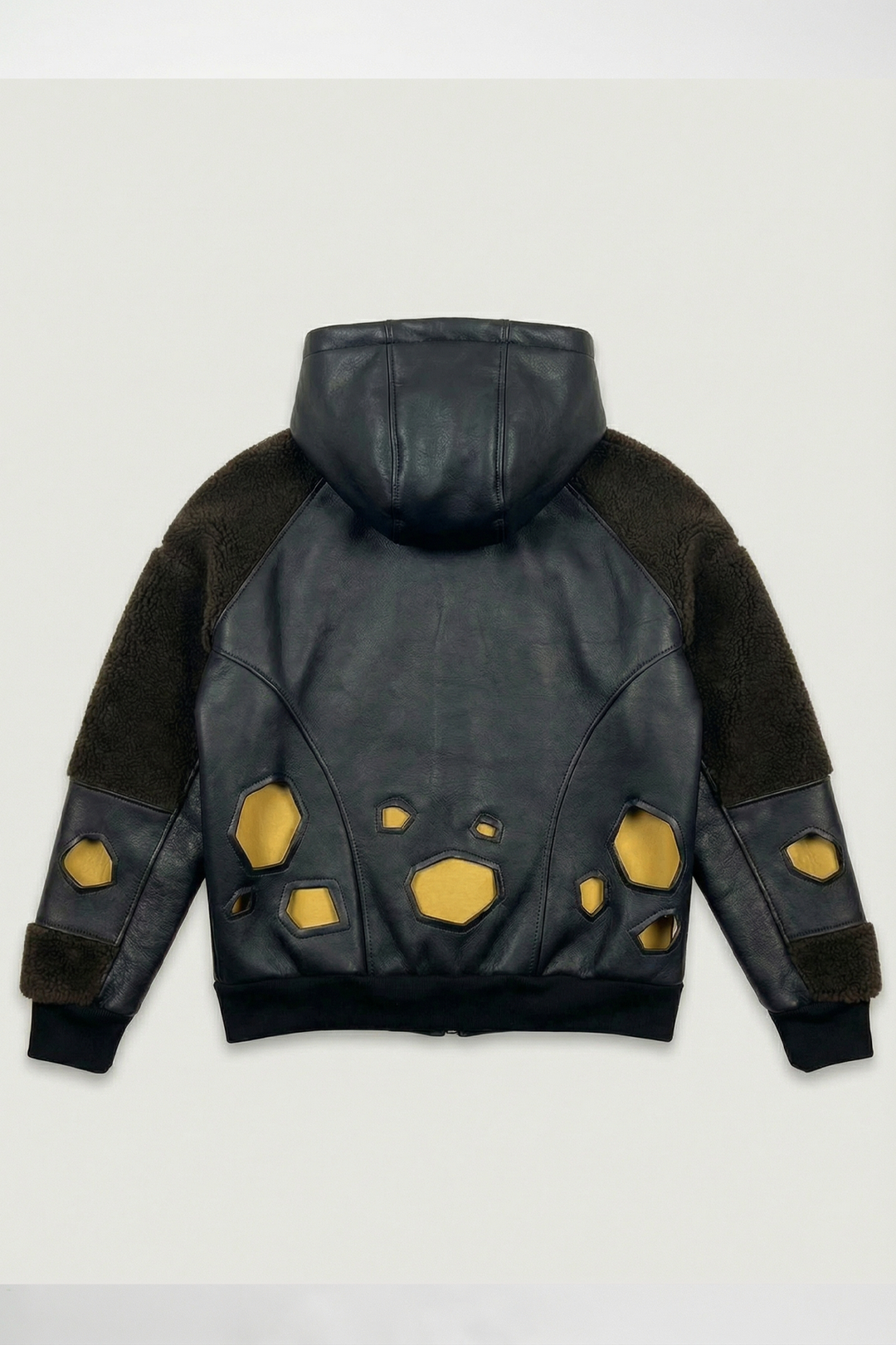 Dos de la veste streetwear noir, combinant tissu sherpa et similicuir, avec empiècements jaunes inspirés d’un univers pirate. Style moderne et premium.