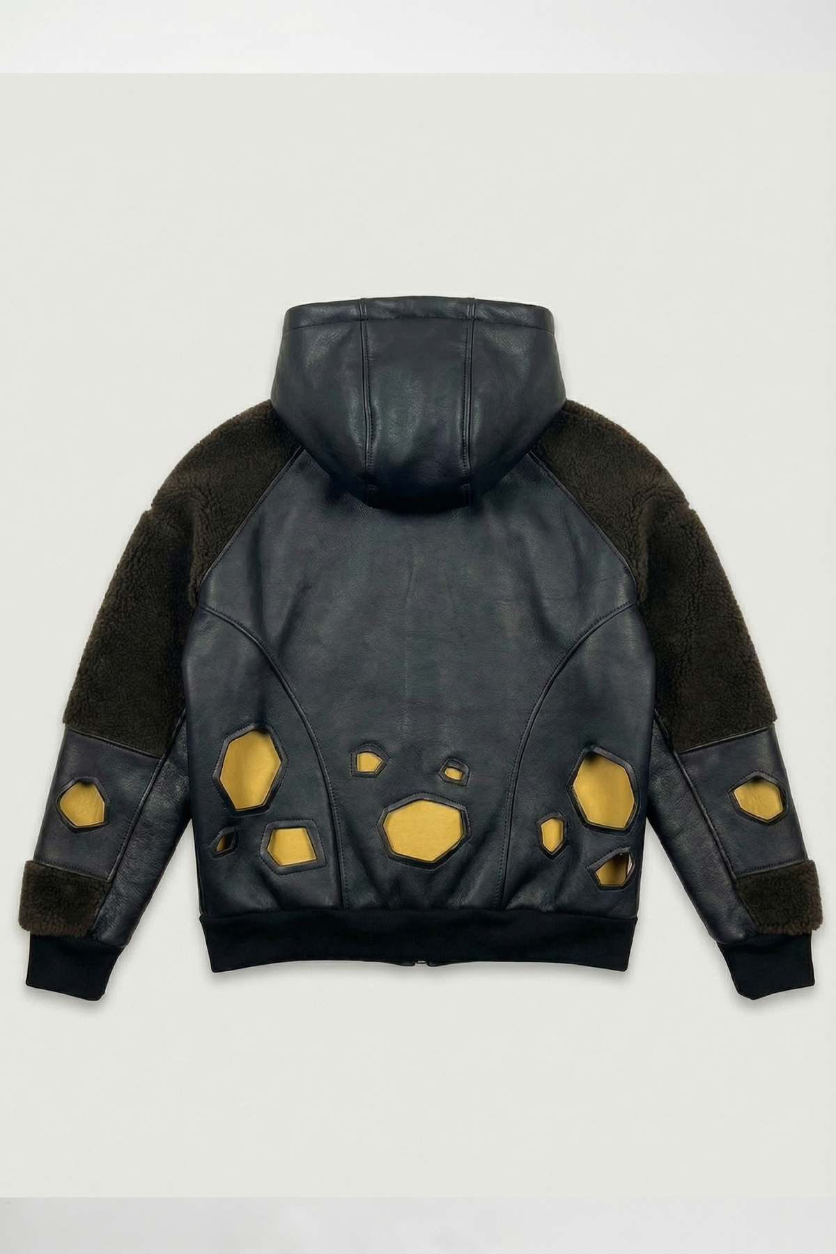 Dos de la veste streetwear noir, combinant tissu sherpa et similicuir, avec empiècements jaunes inspirés d’un univers pirate. Style moderne et premium.