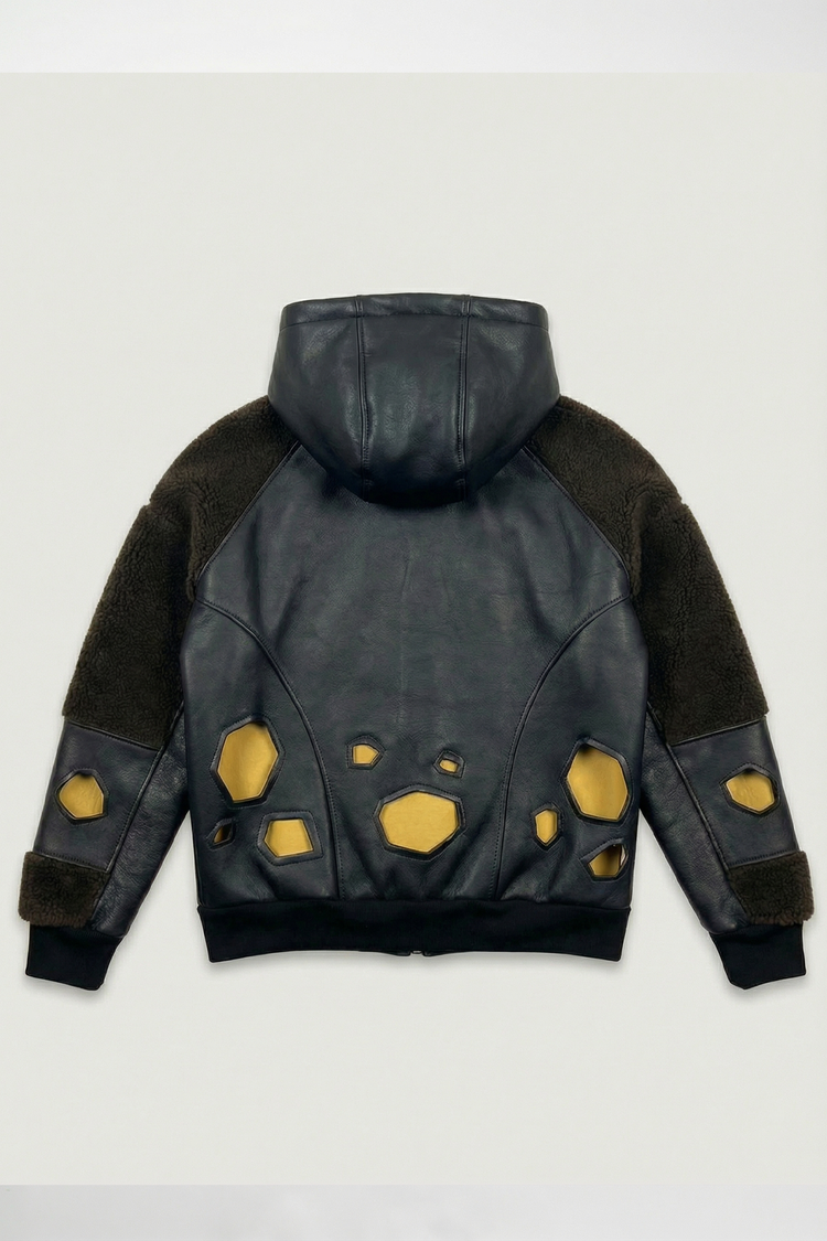 Dos de la veste streetwear noir, combinant tissu sherpa et similicuir, avec empiècements jaunes inspirés d’un univers pirate. Style moderne et premium.