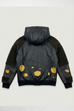 Dos de la veste streetwear noir, combinant tissu sherpa et similicuir, avec empiècements jaunes inspirés d’un univers pirate. Style moderne et premium.