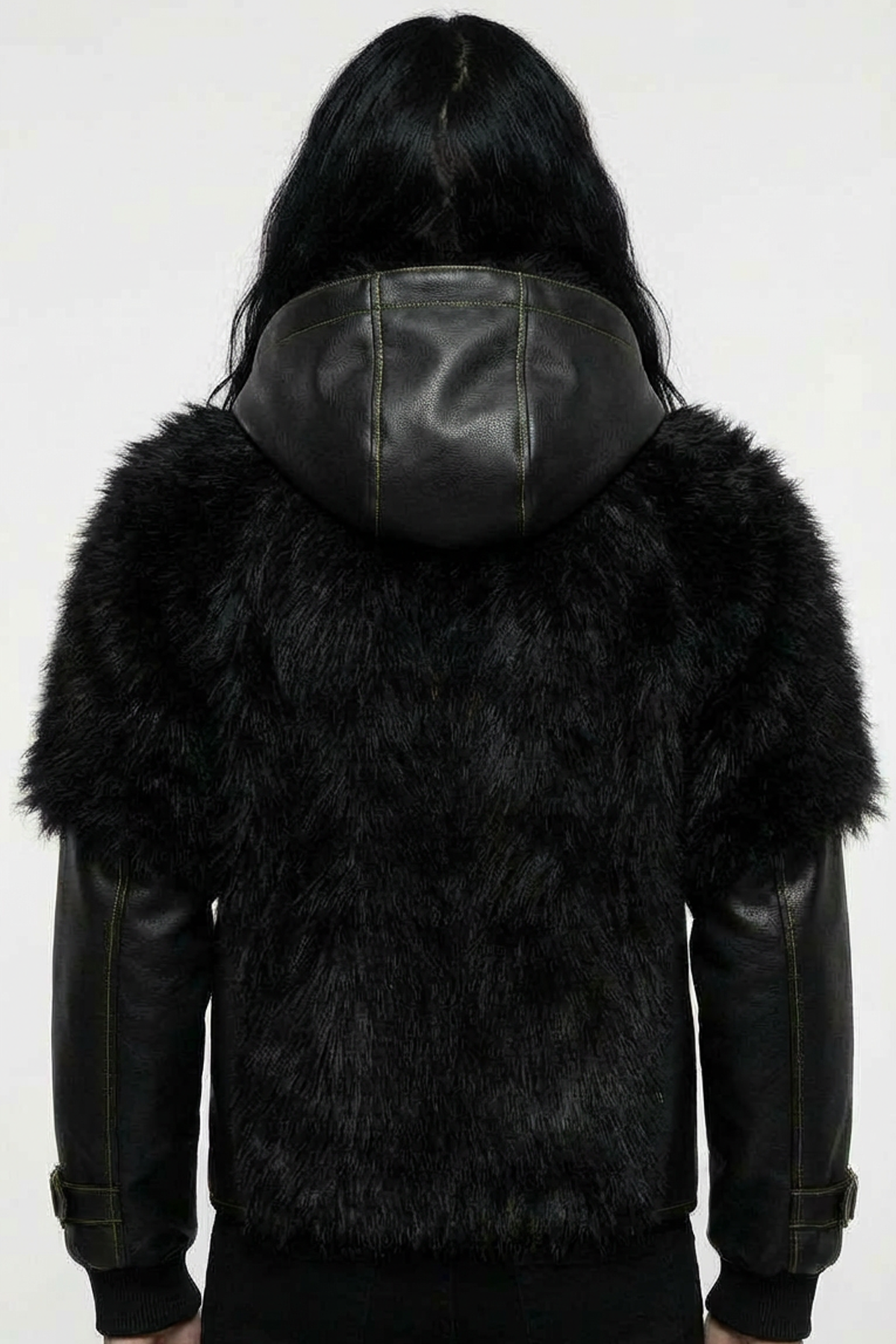 Vue arrière d’une veste streetwear noire en cuir vegan avec capuche et fourrure synthétique, inspiration nordique et fantasy, portée par un modèle.