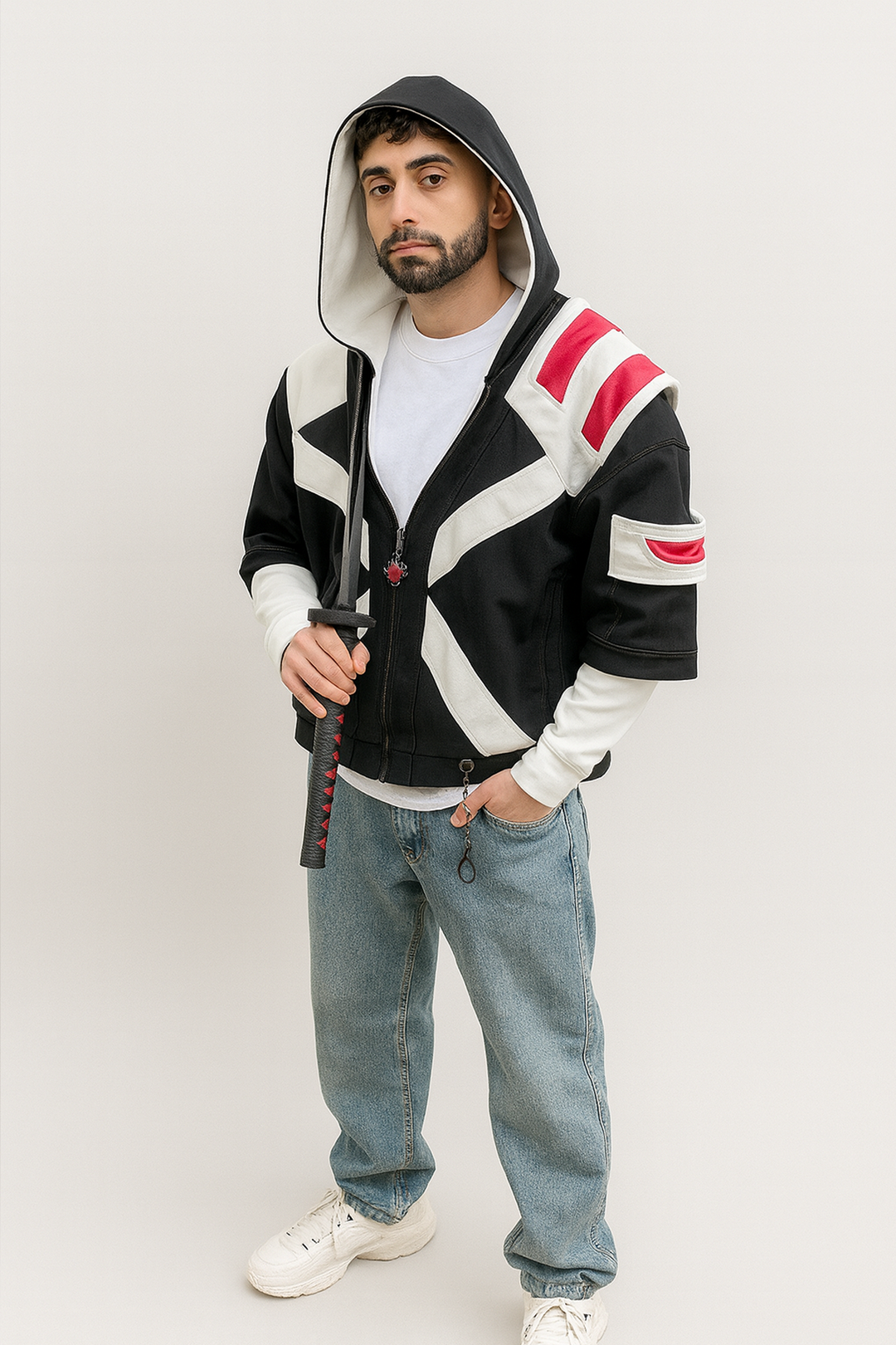 Photo en légère plongée qui met en valeur la coupe courte du hoodie, les chaînes frontales et le design croisé inspiré d’Ichigo True Shikai. Idéal pour montrer le tombé du vêtement et son côté streetwear technique.