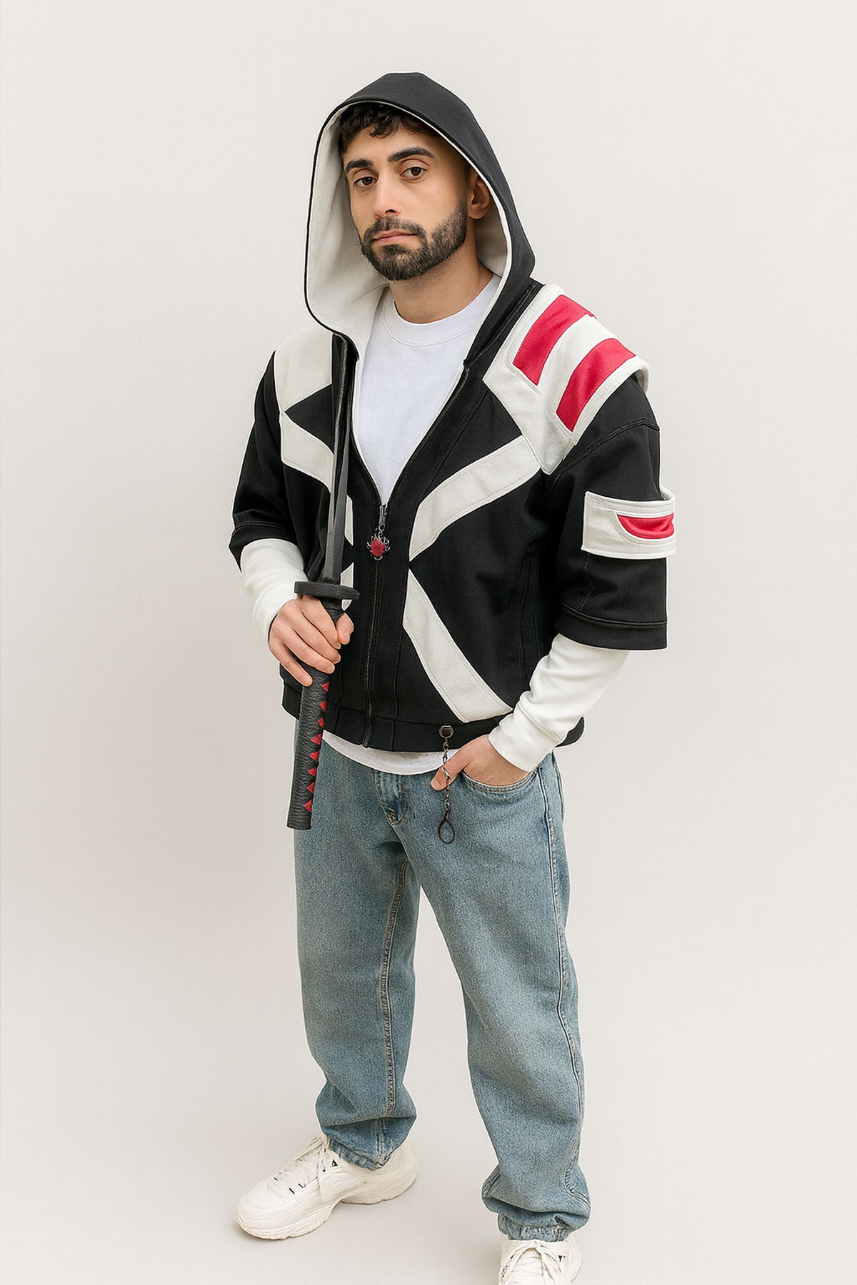 Photo en légère plongée qui met en valeur la coupe courte du hoodie, les chaînes frontales et le design croisé inspiré d’Ichigo True Shikai. Idéal pour montrer le tombé du vêtement et son côté streetwear technique.