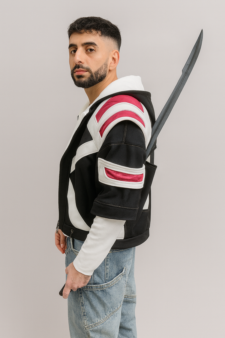 Profil du hoodie Ichigo True Shikai montrant clairement l’épaule rouge en cuir, les bandes blanches contrastées et la coupe streetwear. Cette vue met parfaitement en avant la construction du bras et l’inspiration Bleach tout en restant portable au quotidien.