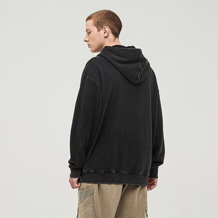 Un modèle homme de dos portant le hoodie et le jogger oversized, alliant style minimaliste et confort premium. Un ensemble parfait pour un look moderne et polyvalent.