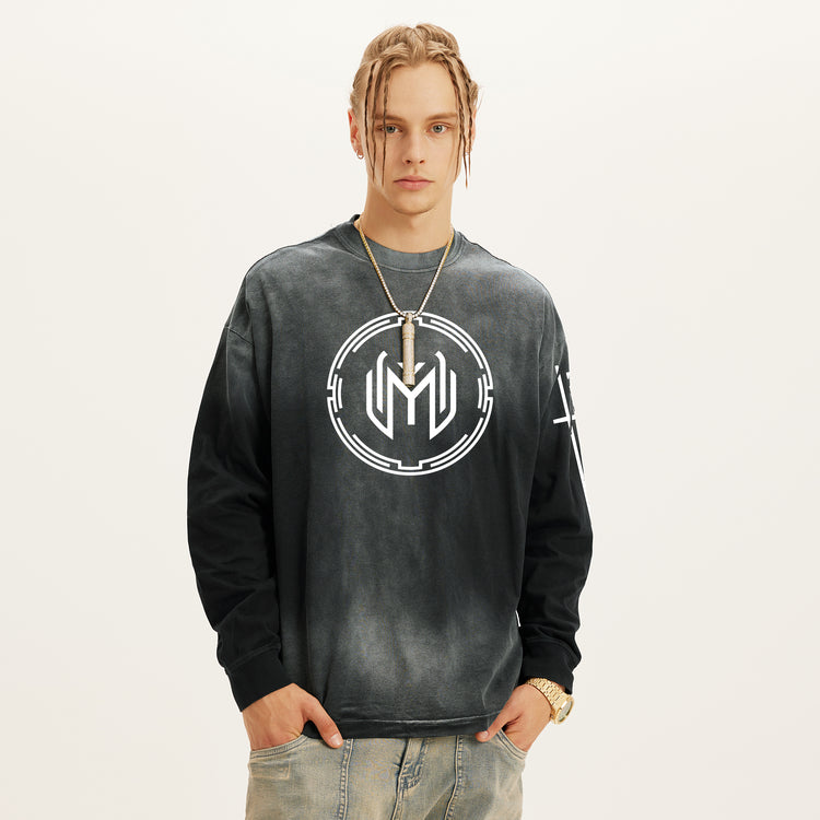 Un modèle portant le sweatshirt oversized Kaizo-Ku x Maze. Design épuré et confort premium pour un look polyvalent, que ce soit pour jouer ou pour une sortie en ville.