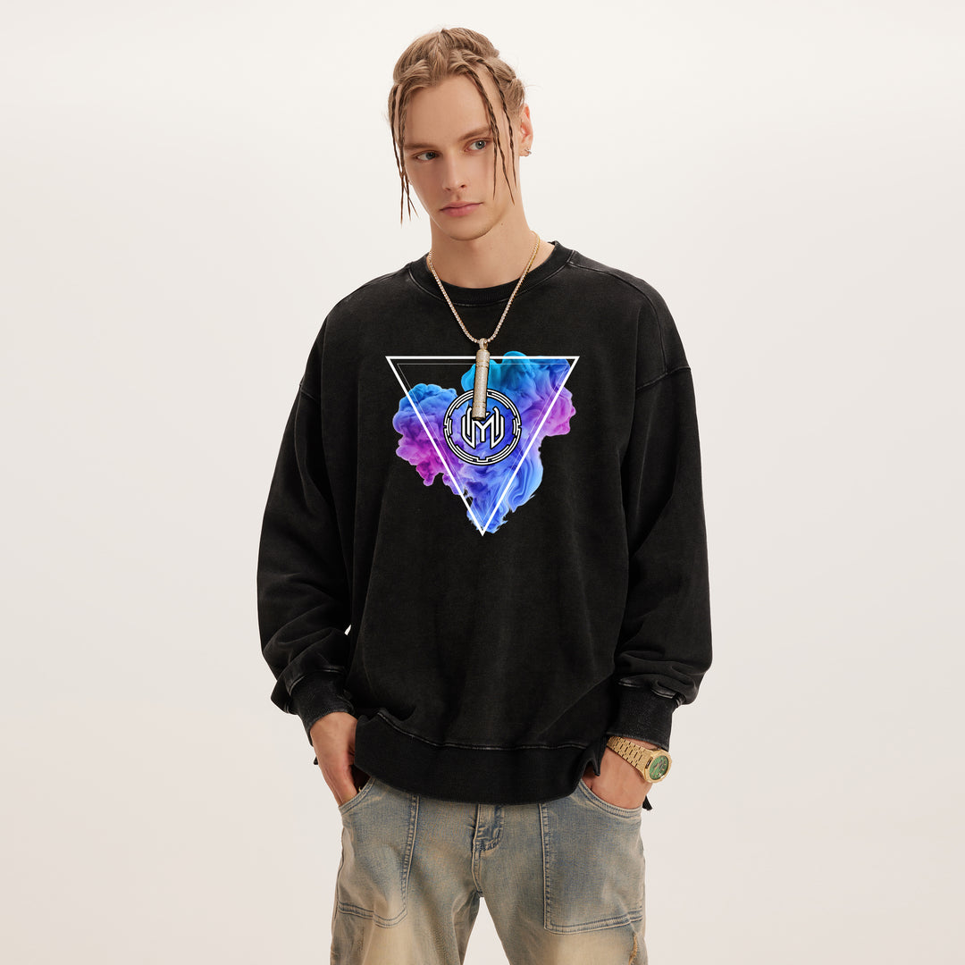 Un modèle portant le sweatshirt oversized Kaizo-Ku x Maze. Logo "Shadow Void" minimaliste pour un look sobre et puissant, idéal pour le quotidien ou les sessions gaming.

